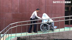 騙扁小子黃琪一反原本病懨懨的模樣，精神大好，但離開法庭時還是用毯子把自己從頭到腳蓋起來，由律師推著輪椅，在法院內引來一陣側目。（圖／記者楊佩琪攝）