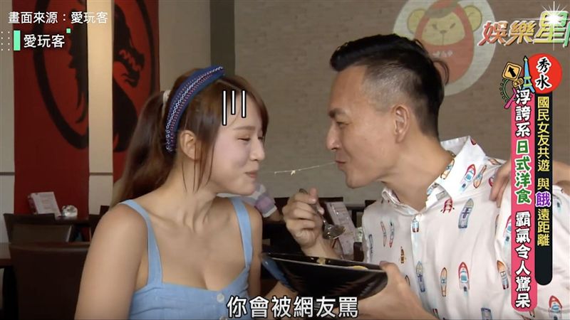 林莎低胸嗑銷魂湯包　噴汁滿嘴遭伸舌