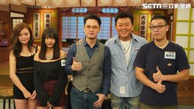 主持人庹宗康與來賓楊昇達、戴樂高、羅賓漢、依依合照。
楊昇達透露平時就是個「光劍迷」，喜愛收藏相關公仔。
樂高達人-戴樂高提供樂高人物包，摸中就免費帶走。
戴樂高的「澄清湖棒球場」作品，讓康哥非常驚呀！。