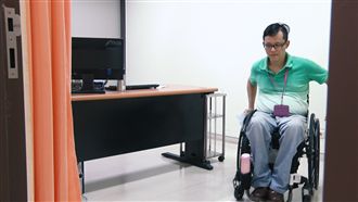 醫生摔成癱瘓　受盡折磨「為妻活著」