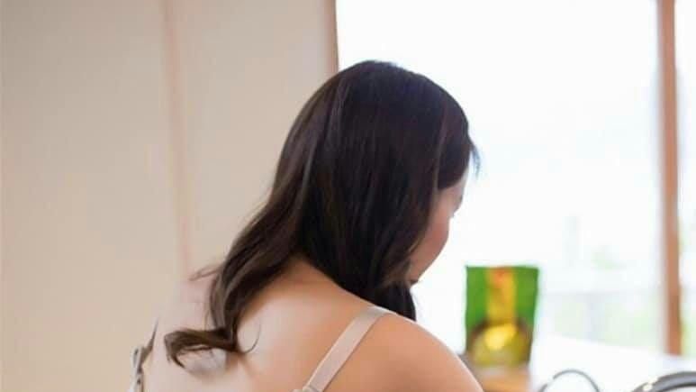女室友煮早餐　細肩帶連身裙春光無限