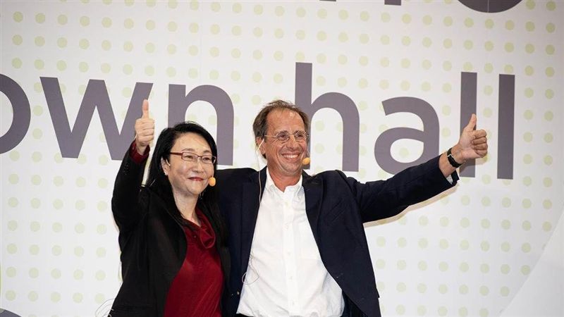 宏達電臨時記者會　王雪紅卸任執行長