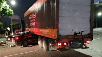 卡貨車底盤！跑車男慘死　撞擊瞬間曝