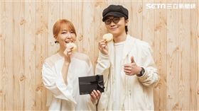 路嘉欣配合新歌｢蝕日」送上一盒太陽餅給謝震廷。（圖／種子音樂提供）