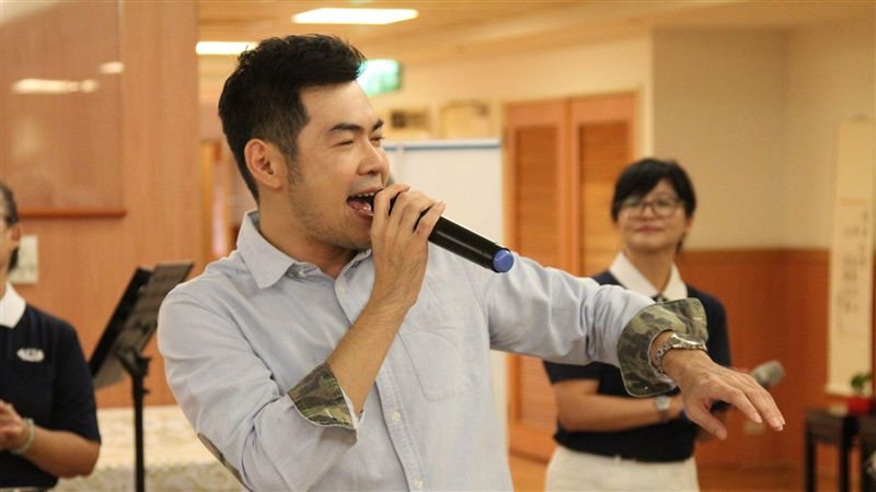 暖！男星重症病房傳愛　忍淚獻美聲