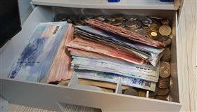 「小瑪莉」藏海量現金！老婆抓包藏私房錢…網風向逆轉戰爆（圖／翻攝自爆廢公社臉書）