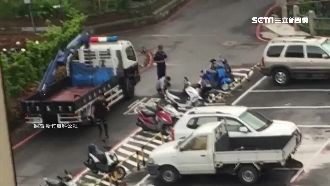 槽化線當停車格！一整排機車慘遭拖吊