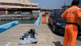 台中,梧棲漁港,浮屍,清水區長,蔡慶生,白髮,溺斃（圖／翻攝畫面）