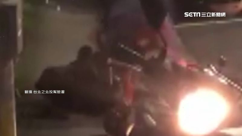 鑽車縫險撞上！騎士伯不滿遭按喇叭