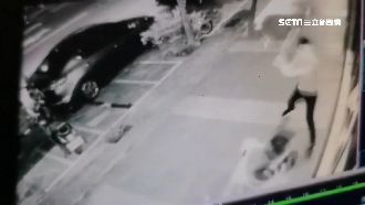 惡煞棍棒砸寵物店！男客關心遭刀刺胸