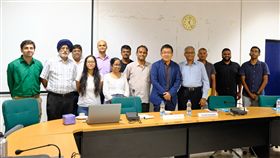 劉世忠與尼赫魯大學出席者合影貿協副董事長劉世忠（右5）應邀到尼赫魯大學東亞研究中心，就台灣因應中美貿易戰的策略發表演說，演說後並與部份與會者合影。中央社記者康世人新德里攝  108年9月17日