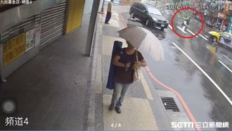 命大！小黃違規迴轉　害騎士摔進車底