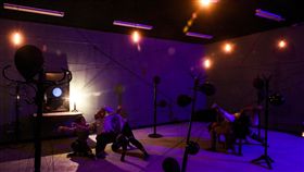 The Awake沉浸式全景劇場（2）空總台灣當代文化實驗場17日發表融合沉浸式劇場與VR影片，並以漸凍人為主題的的展演製作The Awake，提前開放民眾參觀展場裝置，正式展演將於20日至22日登場。中央社記者吳家昇攝　108年9月17日