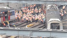 香港鐵路脫軌　8人受傷（2）香港鐵路17日發生嚴重事故，一列在新界和市區之間行走的東鐵線火車在開進紅磡總站時出軌，造成8人受傷，事故原因尚待公布。中央社記者張謙香港攝  108年9月17日