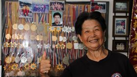 林美霞20年救災  獎牌無數今年70歲的林美霞曾是九二一地震的受災戶，20年了，林美霞仍然住在九二一地震時被震損的老房子，走進客廳，牆上掛滿了各種表揚狀、獎牌和她年輕時的照片，記錄她20年來的救災歷程。中央社記者蕭博陽攝  108年9月18日