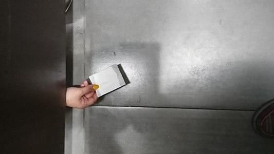 她尷尬幫左右隔間傳衛生棉…網秒歪樓