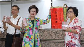 喜樂島推呂秀蓮參選2020總統（3）前副總統呂秀蓮（中）、前南投縣長彭百顯（左）17日帶著保證金前往中選會，登記為總統選舉被連署人。中央社記者張皓安攝  108年9月17日