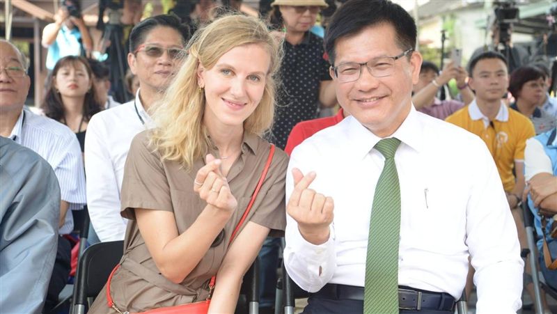 獨特石虎列車啟用！林佳龍比愛心賣萌