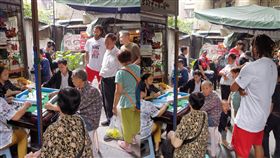 NBA／路邊老人搓麻將…羅斯看的懂
NBA,底特律活塞,Derrick Rose,飆風玫瑰,中國
翻攝自微博