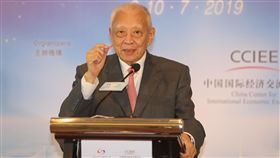 落實一國兩制  董建華獲中國國家榮譽稱號香港前特首董建華17日獲頒中國國家榮譽稱號，以表揚其落實「一國兩制」的傑出貢獻。他也是今年授予名單中唯一的香港人士。（中新社提供）中央社  108年9月18日