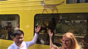 集集彩繪列車正式啟動  林佳龍：有3層意義集集彩繪列車歷經風波後18日正式啟用，交通部長林佳龍（左）與俄羅斯插畫家莫洛措娃（Katya Molodtsova）（右）體驗搭乘；林佳龍說，這次啟用有生態保育、鐵道觀光、見證九二一重建成果等3層意義。中央社記者余曉涵攝  108年9月18日