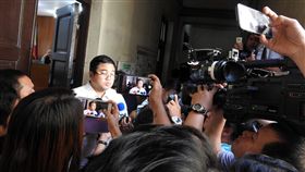 廣大興案  8名菲律賓海防隊員被判有罪馬尼拉地區初審法院18日宣布廣大興案判決，8名開槍射擊的菲律賓海岸防衛隊人員被判殺人罪成立。菲國媒體相當關注這起案件，圖為被告律師在法庭外受訪。中央社記者陳妍君馬尼拉攝  108年9月18日