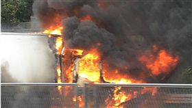 森山直太郎駕車途中忽然冒黑煙開始燃燒。（圖／翻攝自日網／非當事車輛）