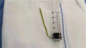 11歲男童小弟弟搔癢！插「6公分草棍」進下體…尿血送醫（圖／翻攝自微博）