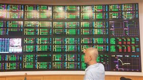 中小型電子股殺聲震天 台股失守月線加權股價指數30日終場下跌54.83點、跌幅0.5%、收在10830.90點、成交值新台幣1301.38億元，中小型電子股殺聲震天，月線宣告失守。中央社記者韓婷婷攝　108年7月30日