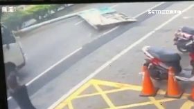 (修標)路標險砸車1600