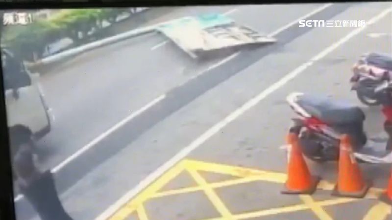 強風發威！標誌桿突斷裂…前車險被砸