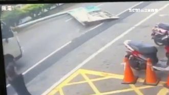 強風發威！標誌桿突斷裂…前車險被砸