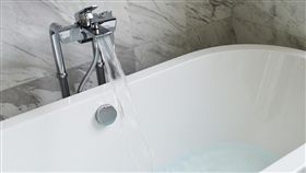 ▲妙齡女子因泡澡滑手機觸電身亡。（圖／翻攝自pixabay）