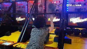 投籃機神技狂撈分　台中嬤現身曝訣竅