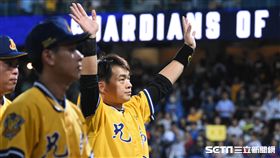 彭政閔告別新莊棒球場。（圖／記者王怡翔攝影）