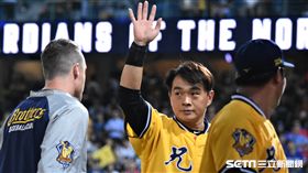 彭政閔告別新莊棒球場。（圖／記者王怡翔攝影）