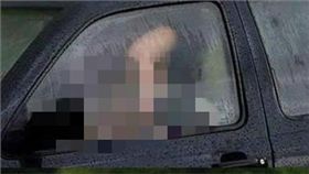 車震,警察,車窗,天兵,情侶,性行為(翻攝自臉書)
