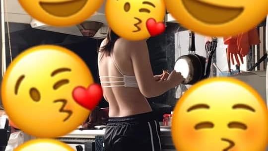 辣妻穿真理褲切水果　夫竊笑：想壞壞
