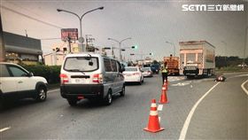 台南市1名蔡姓女騎士遭大貨車攔腰輾過，當場斷成兩截（翻攝畫面）