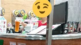 排隊買飲料！大叔先喊先贏遭店員擊落　她爽回：一杯綠茶（圖／翻攝自爆廢公社臉書）