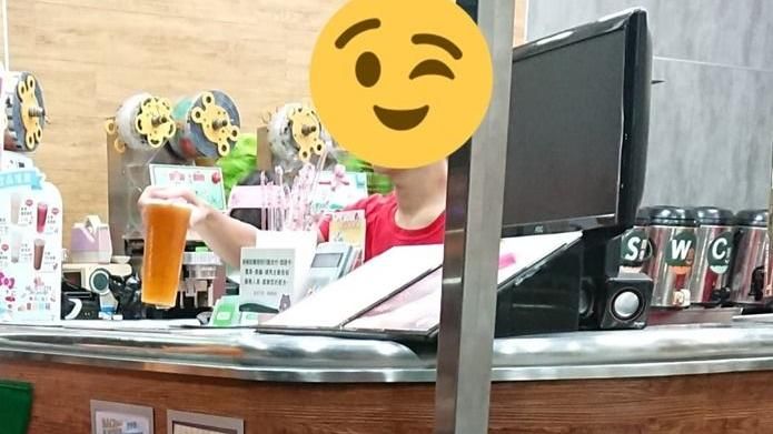 排隊遭大叔大聲點飲料　店員一招擊落