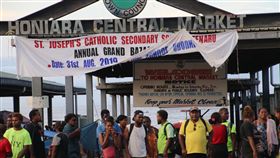 台灣是索羅門群島第4大援助國索羅門群島在2011-2017年間獲得約18億美元的援助款，其中約33億元來自台灣，台灣是第4大援助國。圖為索國民眾在首都荷尼阿拉的中央市場外等公車。中央社記者石秀娟荷尼阿拉攝  108年9月18日