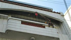 台中,太平,磁磚,吊掛,砸傷,顱內出血（圖／翻攝畫面）