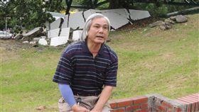 一夜失去三摯愛 黃書煙與兒相伴走過悲傷幽谷「沒了，才知道什麼叫沒了」，電影「唐山大地震」中的台詞對走過九二一大地震的黃書煙來說痛徹心扉，那夜他「沒了」3名摯愛家人，20年來靠著倖存的兒子陪伴走過悲傷幽谷。中央社記者郝雪卿攝 108年9月19日