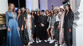 詹朴推出2020春夏系列  展現架空世界異想旅英設計師詹朴個人品牌APUJAN於16日在倫敦時裝週推出2020春夏系列「怪奇的時間盜賊」（A Strange Thief of Time）。（APUJAN提供）中央社記者戴雅真倫敦傳真  108年9月18日