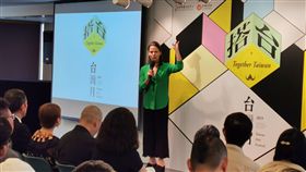 台灣月多場活動與香港西九文化區合作由香港光華中心舉辦的「台灣月」將於10月4日揭幕，本屆有多場活動與香港西九文化區合作，圖為西九文化區代表（站立者）在記者會上介紹活動內容。中央社記者張謙香港攝　108年9月18日