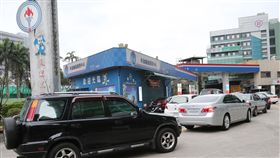 油價大漲　加油趁早（2）自14日凌晨零時起，台灣中油將調升汽、柴油價格，每公升漲幅皆逾1元，台北市區加油站13日午後湧入許多車輛，大排長龍等待加油。中央社記者鄭傑文攝  108年1月13日