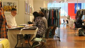 台灣紡織業者前進紐約  舉辦展示會台灣7家紡織業者參加紡拓會流行性紡織品美國專案拓銷團，18日在駐紐約辦事處舉辦展示會，與潛在買主面對面洽談。中央社記者尹俊傑紐約攝  108年9月19日