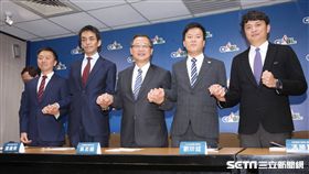 桃猿轉賣記者會樂天金鷲球場本部長川田喜、樂天亞洲總部營運長渡邉崇、中職會長吳志揚、桃猿領隊劉玠廷、中職秘書長馮勝賢。（圖／記者林士傑攝影）