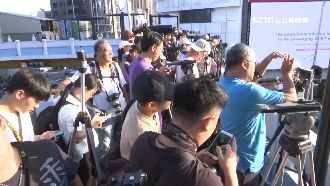 搶拍台中懸日　人潮擠爆公益路天橋